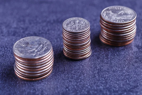 美国硬币和我们的美元放在一张黑桌上 — 图库照片