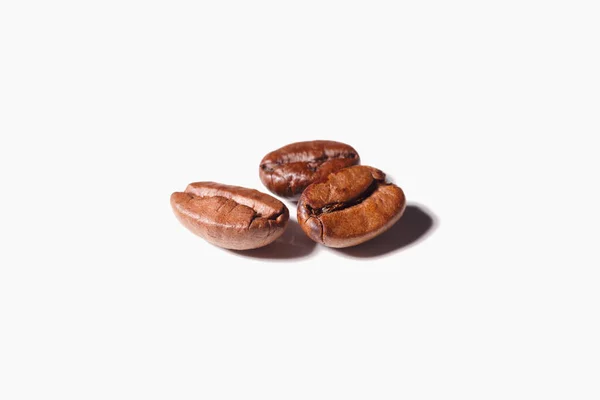 Masa Świeżych Palonych Ziaren Kawy Izolowanych Białym Tle Jako Elementy — Zdjęcie stockowe