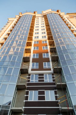 Mavi gökyüzü güneşli bir günde modern apartman binaları. Modern bir konut binasının cephesi