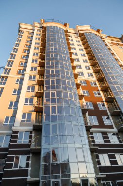 Mavi gökyüzü güneşli bir günde modern apartman binaları. Modern bir konut binasının cephesi