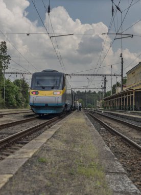 Frantiskovy Lazne Spa Çek Cumhuriyeti ayakta yüksek hızlı tren dış