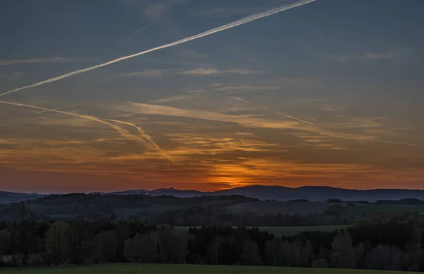 Sonnenuntergang Mit Jested Hügel Der Nähe Roprachtice Dorf Frühling Abend — Stockfoto