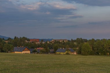 Roprachtice köyü yüksek kesiminde günbatımı zamanı bahar akşamları