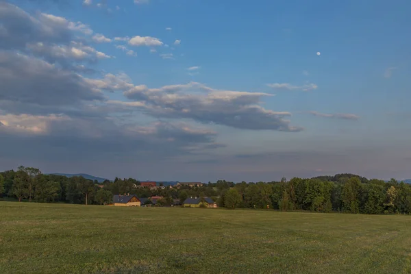 Coucher Soleil Dans Partie Haute Village Roprachtice Dans Soirée Printemps — Photo