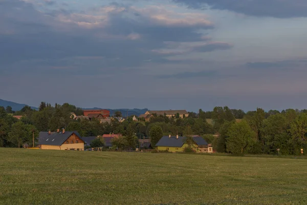 Coucher Soleil Dans Partie Haute Village Roprachtice Dans Soirée Printemps — Photo