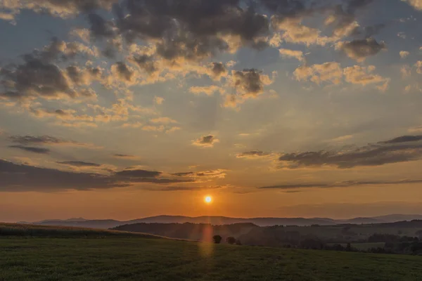 Kleur Zonsondergang Buurt Van Roprachtice Dorp Voorjaar Leuke Zonnige Avond — Stockfoto