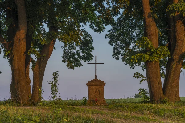 Kruis Met Kleur Zonsondergang Buurt Van Roprachtice Dorp Voorjaar Leuke — Stockfoto