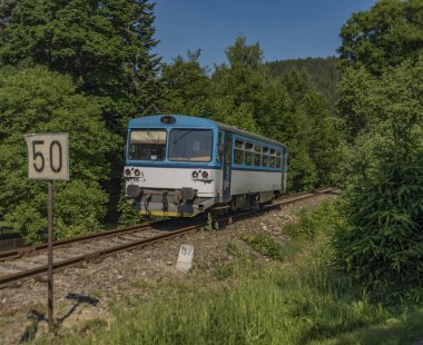 Küçük dizel tren Jablonec nad Jizerou town bahar güneşli bir günde