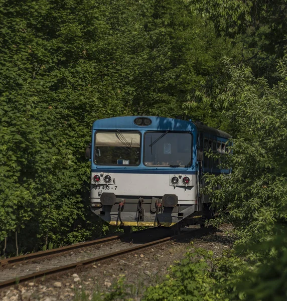 Pequeño Tren Diesel Jablonec Nad Jizerou Ciudad Primavera Día Soleado —  Fotos de Stock