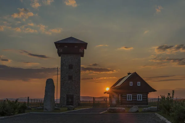 Kolor Słońca Pobliżu Wsi Roprachtice Miły Wieczór Słoneczny Wiosna Wieżą — Zdjęcie stockowe