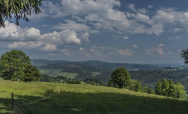Paseky nad bahar güneşli güzel renk günü köyde Jizerou