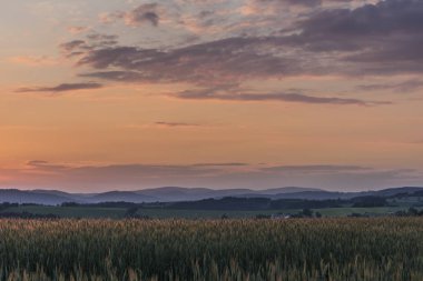 Bahar güzel güneşli akşam Roprachtice köyü yakınlarında günbatımı renk