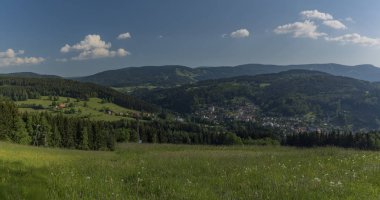 Krkonose dağlar Vysoke arasındaki Jablonec nad bahar güzel sabah kasabalarda Jizerou