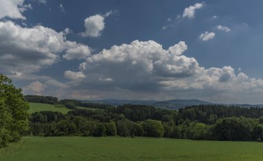 Krkonose dağlar Vysoke arasındaki Jablonec nad bahar güzel sabah kasabalarda Jizerou