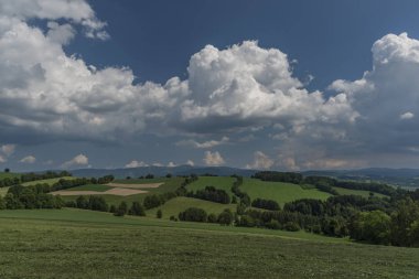 Krkonose dağlar Vysoke arasındaki Jablonec nad bahar güzel sabah kasabalarda Jizerou