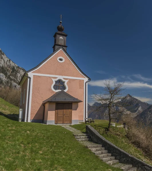 Güzel mavi gökyüzü ve dağ Ebensee kasabada Şapel