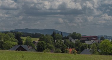 Krkonose Dağları yaz bulutlu gün roprachtice Köyü