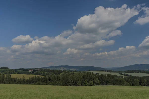 Riesengebirge Bei Blauem Himmel Bewölkter Tag Der Nähe Des Dorfes — Stockfoto
