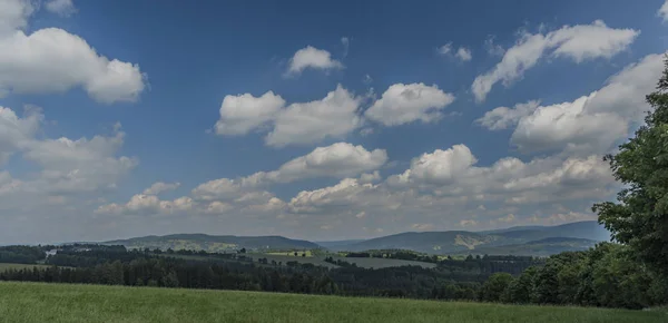 Krkonose Bergen Blauwe Hemel Bewolkte Dag Buurt Van Roprachtice Dorp — Stockfoto