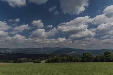 Mavi gökyüzü bulutlu gün Roprachtice köyü yakınındaki dağlarda Krkonose