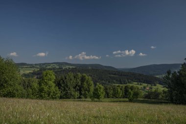 Krkonose dağlar Vysoke arasındaki Jablonec nad bahar güzel sabah kasabalarda Jizerou