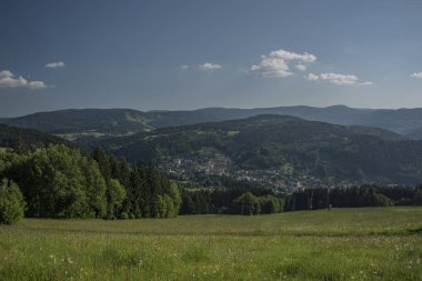 Krkonose dağlar Vysoke arasındaki Jablonec nad bahar güzel sabah kasabalarda Jizerou