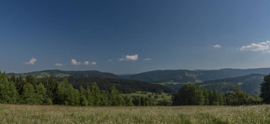 Krkonose dağlar Vysoke arasındaki Jablonec nad bahar güzel sabah kasabalarda Jizerou