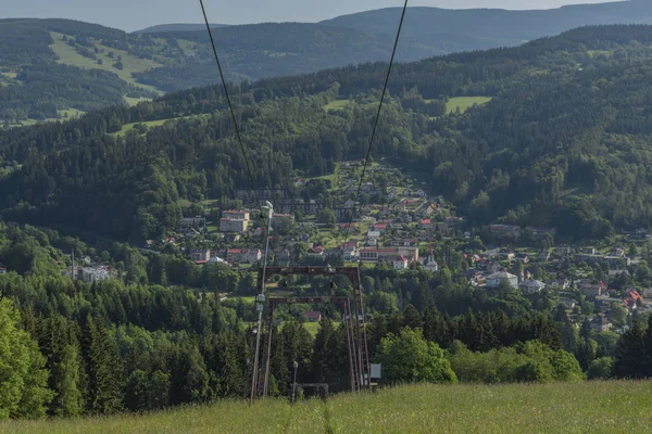 春天阳光明媚的清晨 Jablonec Jizerou 镇附近的滑雪升降机 — 图库照片