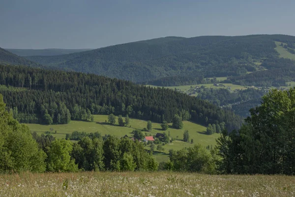 Krkonose Dağlar Vysoke Arasındaki Jablonec Nad Bahar Güzel Sabah Kasabalarda — Stok fotoğraf