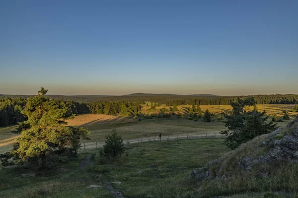 Slavkovsky 山在夏天阳光明媚的早晨在 Krizky 地区附近 — 图库照片