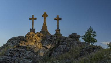 Slavkovsky les yaz güneşli güzel bir sabah Krizky area yakınındaki dağlarda