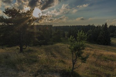 Slavkovsky les dağlar yaz güneşli gün batımı akşam Krizky alanı yakınında