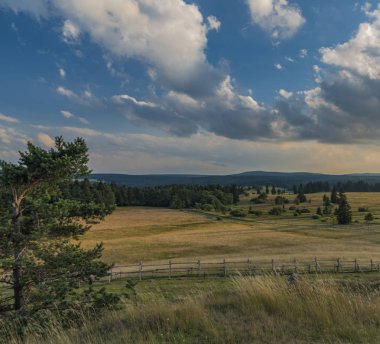Slavkovsky les dağlar yaz güneşli gün batımı akşam Krizky alanı yakınında
