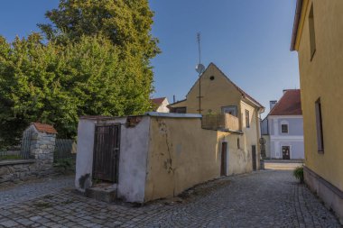 Sıcak güneşli yaz sabahı TRest kasabada Güney Bohemya'da