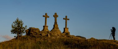 Slavkovsky les dağlarda yaz güneşli güzel akşam Krizky alanı yakınında fotoğrafçı