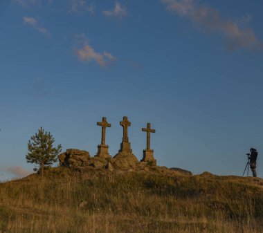Slavkovsky les dağlarda yaz güneşli güzel akşam Krizky alanı yakınında fotoğrafçı