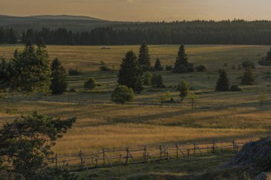Slavkovsky les dağlar yaz güneşli gün batımı akşam Krizky alanı yakınında