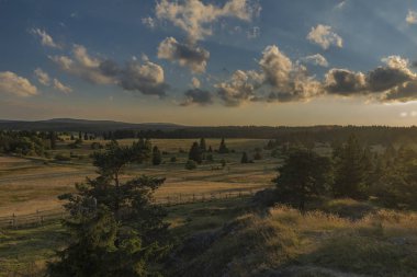 Slavkovsky les dağlar yaz güneşli gün batımı akşam Krizky alanı yakınında