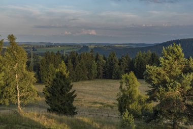 Slavkovsky les dağlar yaz güneşli gün batımı akşam Krizky alanı yakınında
