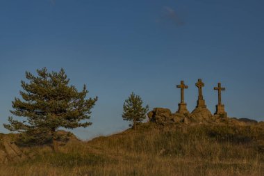 Slavkovsky les yaz güneşli güzel bir akşam Krizky area yakınındaki dağlarda