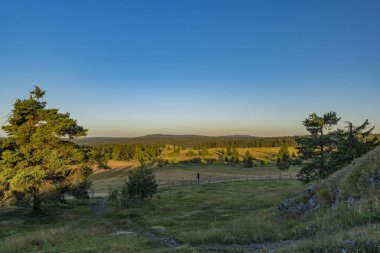Slavkovsky les dağlar yaz güneşli gün batımı akşam Krizky alanı yakınında