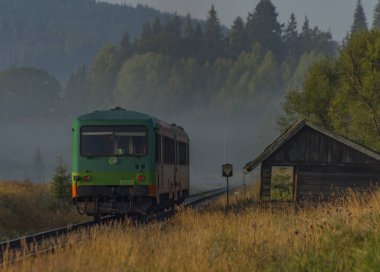 Dobra na tren Sumave İstasyonu yaz güneşli sabah