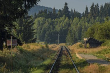 Demiryolu yaz güneşli sabah Sumave İstasyonu Dobra na takip