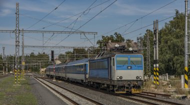 Karlovy Vary istasyonunda sıcak yaz güzel günde hızlı tren