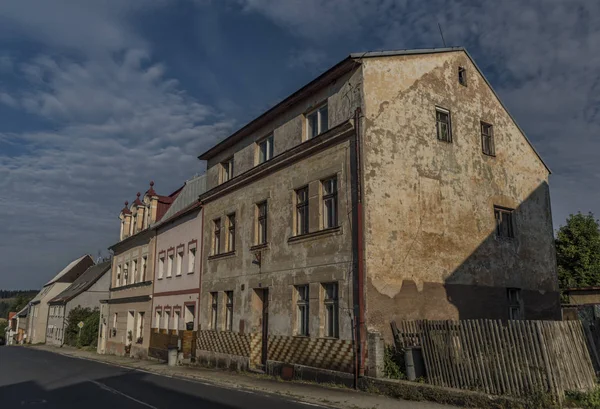 Yaz Sabah Kasabada Yüksek Blatna Caddesi Üzerinde Eski Evleri — Stok fotoğraf