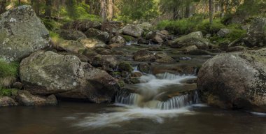 Yaz sıcak güneşli gün Neuhausen dağlarda Prebuz köyü yakınındaki nehirde Rolava