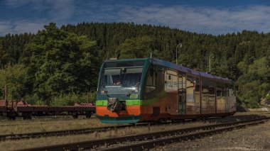 Becov nad Teplou İstasyonu Batı Bohemya'da yaz sıcak sabah eğitir.