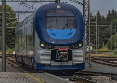 Mavi motor motor tren Marianske Lazne spa İstasyonu Batı Bohemya'da