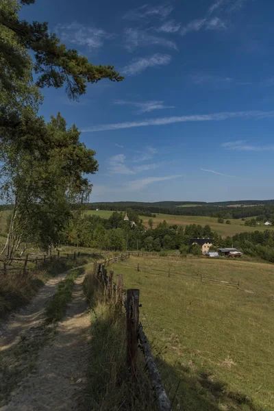 Tierras Pastoreo Cerca Ciudad Kraslice Oeste Bohemia Día Cielo Azul —  Fotos de Stock