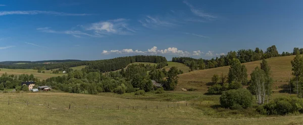 Weideland Der Nähe Der Stadt Kraslice Westböhmen Bei Heißem Blauem — Stockfoto